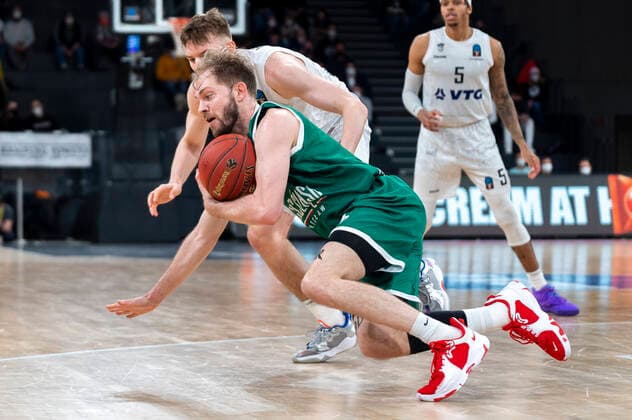 Kodi Justice (Slask Wroclaw 6) sichert den Ball vor Justus Hollatz (Hamburg Towers 21) (verdeckt) Hamburg Towers vs. Slask Wroclaw, Basketball, Eurocup, Gruppenphase, Spieltag 15, Saison 2021 2022, 16.03.2022 Marcel von Fehrn Hamburg Towers vs. Slask Wroclaw, Basketball, Eurocup, Gruppenphase, Spieltag 15, Saison 2021 2022, 16.03.2022 Hamburg Copyright: xEibnerxPressefoto MarcelxvonxFehrnx EP_MFN