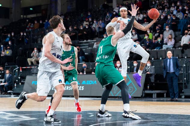 Caleb Homesley (Hamburg Towers 5) mit Zuspiel auf Maik Kotsar (Hamburg Towers 11) Hamburg Towers vs. Slask Wroclaw, Basketball, Eurocup, Gruppenphase, Spieltag 15, Saison 2021 2022, 16.03.2022 Marcel von Fehrn Hamburg Towers vs. Slask Wroclaw, Basketball, Eurocup, Gruppenphase, Spieltag 15, Saison 2021 2022, 16.03.2022 Hamburg Copyright: xEibnerxPressefoto MarcelxvonxFehrnx EP_MFN
