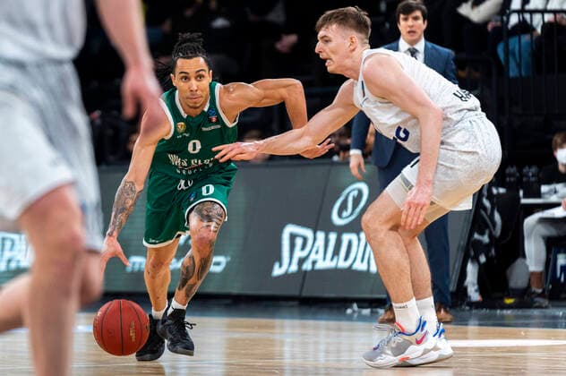 Travis Trice (Slask Wroclaw 0) gegen Justus Hollatz (Hamburg Towers 21) Hamburg Towers vs. Slask Wroclaw, Basketball, Eurocup, Gruppenphase, Spieltag 15, Saison 2021 2022, 16.03.2022 Marcel von Fehrn Hamburg Towers vs. Slask Wroclaw, Basketball, Eurocup, Gruppenphase, Spieltag 15, Saison 2021 2022, 16.03.2022 Hamburg Copyright: xEibnerxPressefoto MarcelxvonxFehrnx EP_MFN