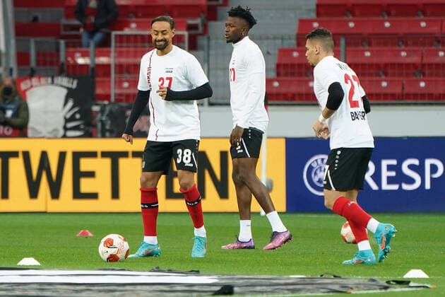 GER, UEFA EL Bayer 04 Leverkusen (GER) vs. Atalanta Bergamo (ITA) 17.03.2022, BayArena, Leverkusen, Europalegue, Gruppenhase, 5. Spieltag, GER, UEFA EL Bayer 04 Leverkusen (GER) vs. Atalanta Bergamo (ITA), im Bild: beim Aufwaermen, Einzelaktion, alle Leverkusener laufen in Shirts und Rueckennummern der beim Köln Spiel verletzten Kollegen Jeremie Frimpong (Leverkusen 30), und Florian Wirtz (Leverkusen 27),