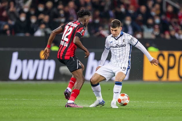 17.03.2022, Fussball, Saison 2021 2022, UEFA Europa League, Achtelfinale, Rückspiel, Runde 2 2, Bayer Leverkusen - Atalanta Bergamo, v. l. Edmond Tapsoba (Bayer 04 Leverkusen), Ruslan Malinovskyi (Atalanta Bergamo), Foto: Dennis Ewert RHR-FOTO xRHR-FOTO DEx
