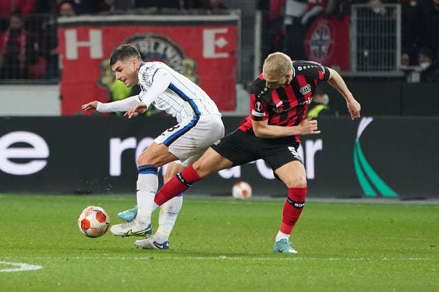 GER, UEFA EL Bayer 04 Leverkusen (GER) vs. Atalanta Bergamo (ITA) 17.03.2022, BayArena, Leverkusen, Europalegue, Gruppenhase, 5. Spieltag, GER, UEFA EL Bayer 04 Leverkusen (GER) vs. Atalanta Bergamo (ITA), im Bild: Ruslan Malinovskyi (Bergamo 18), im Zweikampf gegen Mitchel Bakker (Leverkusen 5),