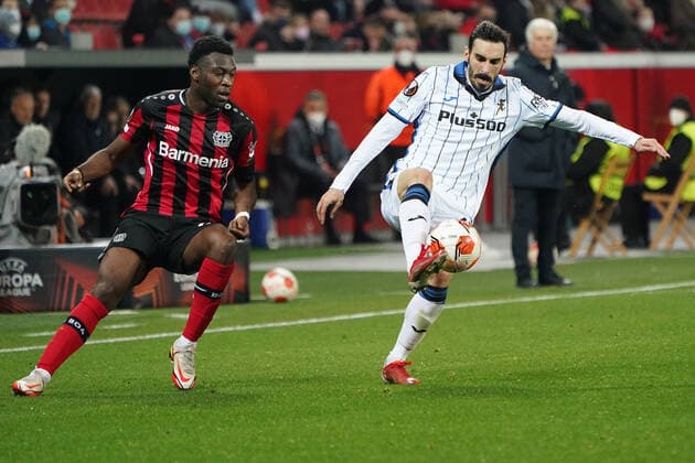 GER, UEFA EL Bayer 04 Leverkusen (GER) vs. Atalanta Bergamo (ITA) 17.03.2022, BayArena, Leverkusen, Europalegue, Gruppenhase, 5. Spieltag, GER, UEFA EL Bayer 04 Leverkusen (GER) vs. Atalanta Bergamo (ITA), im Bild: Timothy Fosu-Mensah (Leverkusen 24), im Zweikampf gegen Davide Zappacosta (Bergamo 77),