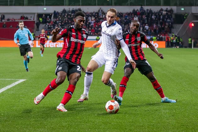 17.03.2022, Fussball, Saison 2021 2022, UEFA Europa League, Achtelfinale, Rückspiel, Runde 2 2, Bayer Leverkusen - Atalanta Bergamo, v. l. Timothy Fosu-Mensah (Bayer 04 Leverkusen), Teun Koopmeiners (Atalanta Bergamo), Moussa Diaby (Bayer 04 Leverkusen), Foto: Dennis Ewert RHR-FOTO xRHR-FOTO DEx