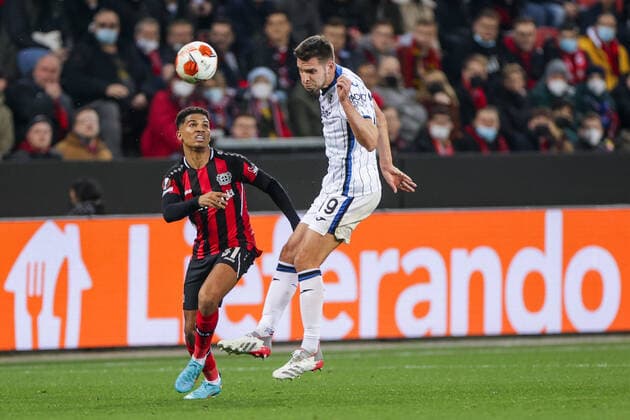 17.03.2022, Fussball, Saison 2021 2022, UEFA Europa League, Achtelfinale, Rückspiel, Runde 2 2, Bayer Leverkusen - Atalanta Bergamo, v. l. Amine Adli (Bayer 04 Leverkusen), Berat Djimsiti (Atalanta Bergamo), Foto: Dennis Ewert RHR-FOTO xRHR-FOTO DEx