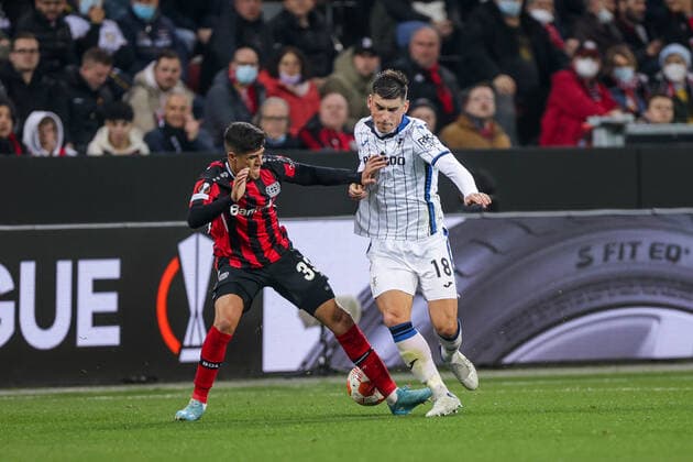 17.03.2022, Fussball, Saison 2021 2022, UEFA Europa League, Achtelfinale, Rückspiel, Runde 2 2, Bayer Leverkusen - Atalanta Bergamo, v. l. Piero Hincapie (Bayer 04 Leverkusen), Ruslan Malinovskyi (Atalanta Bergamo), Foto: Dennis Ewert RHR-FOTO xRHR-FOTO DEx