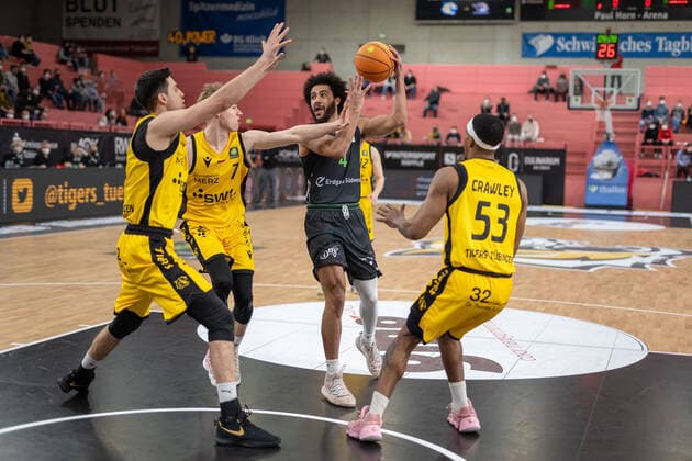 Basketball, 2. BL, Tigers Tübingen - Ehingen Urspring Mateo Seric (Tigers Tuebingen, 17), Timo Lanmüller (Tigers Tuebingen, 07), Aris Sebastian (Ehingen Urspring, 04), Isaiah Crawley (Tigers Tuebingen, 53) Tigers Tuebingen vs. Ehingen Urspring, 2. Basketball Bundesliga, Pro A, Barmer 2 Basketball, 22. Spieltag , Spielzeit 2021 2022, 17.03.2022 Tigers Tuebingen vs. Ehingen Urspring, 2. Basketball Bundesliga, Pro A, Barmer 2 Basketball, 22. Spieltag , Spielzeit 2021 2022, 17.03.2022 Tuebingen Copyright: xSvetlanaxKohlmeierx xEibnerxPresx EP_NSR