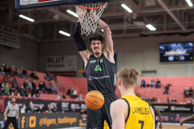 Basketball, 2. BL, Tigers Tübingen - Ehingen Urspring Bernat Vanaclocha (Ehingen Ursping, 44) Timo Lanmüller (Tigers Tuebingen, 07) Tigers Tuebingen vs. Ehingen Urspring, 2. Basketball Bundesliga, Pro A, Barmer 2 Basketball, 22. Spieltag , Spielzeit 2021 2022, 17.03.2022 Tigers Tuebingen vs. Ehingen Urspring, 2. Basketball Bundesliga, Pro A, Barmer 2 Basketball, 22. Spieltag , Spielzeit 2021 2022, 17.03.2022 Tuebingen Copyright: xSvetlanaxKohlmeierx xEibnerxPresx EP_NSR