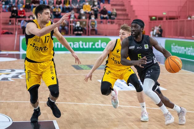 Basketball, 2. BL, Tigers Tübingen - Ehingen Urspring Mateo Seric (Tigers Tuebingen, 17), Timo Lanmüller (Tigers Tuebingen, 07), Tutu Munis (Ehingen Urspring, 05) Tigers Tuebingen vs. Ehingen Urspring, 2. Basketball Bundesliga, Pro A, Barmer 2 Basketball, 22. Spieltag , Spielzeit 2021 2022, 17.03.2022 Tigers Tuebingen vs. Ehingen Urspring, 2. Basketball Bundesliga, Pro A, Barmer 2 Basketball, 22. Spieltag , Spielzeit 2021 2022, 17.03.2022 Tuebingen Copyright: xSvetlanaxKohlmeierx xEibnerxPresx EP_NSR
