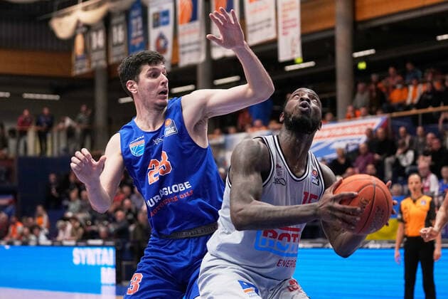 Goran Huskic (MBC, 23), Jalon Demarco Miller (Giessen, 15), Syntainics MBC vs. JobStairs GIESSEN 46ers, Basketball Bundesliga, Maenner, 2021 2022, Nachholspiel, 20. Spieltag, 17.03.2022, Syntainics MBC vs. JobStairs GIESSEN 46ers, Basketball Bundesliga, Maenner, 2021 2022, Nachholspiel, 20. Spieltag, 17.03.2022, Weissenfels