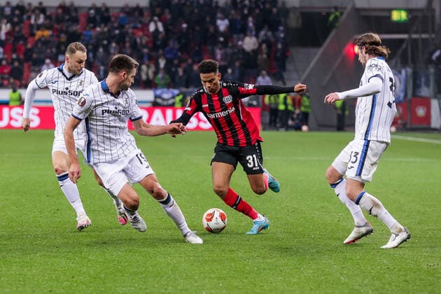 17.03.2022, Fussball, Saison 2021 2022, UEFA Europa League, Achtelfinale, Rückspiel, Runde 2 2, Bayer Leverkusen - Atalanta Bergamo, v. l. Teun Koopmeiners (Atalanta Bergamo), Berat Djimsiti (Atalanta Bergamo), Amine Adli (Bayer 04 Leverkusen), Hans Hateboer (Atalanta Bergamo), Foto: Dennis Ewert RHR-FOTO xRHR-FOTO DEx