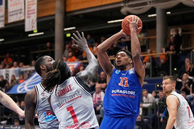 Phillip Fayne II (Giessen, 25), Nuni Omot (Giessen, 1), Kostja Mushidi (MBC, 11), Syntainics MBC vs. JobStairs GIESSEN 46ers, Basketball Bundesliga, Maenner, 2021 2022, Nachholspiel, 20. Spieltag, 17.03.2022, Syntainics MBC vs. JobStairs GIESSEN 46ers, Basketball Bundesliga, Maenner, 2021 2022, Nachholspiel, 20. Spieltag, 17.03.2022, Weissenfels