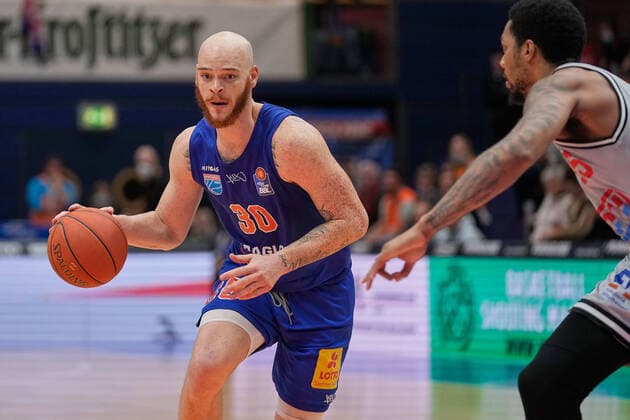 Reggie Upshaw (MBC, 30), Phillip Fayne II (Giessen, 25), Syntainics MBC vs. JobStairs GIESSEN 46ers, Basketball Bundesliga, Maenner, 2021 2022, Nachholspiel, 20. Spieltag, 17.03.2022, Syntainics MBC vs. JobStairs GIESSEN 46ers, Basketball Bundesliga, Maenner, 2021 2022, Nachholspiel, 20. Spieltag, 17.03.2022, Weissenfels