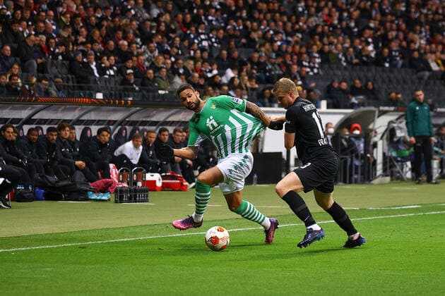 Frankfurt am Main, 17.03.2022 xjfx Fussball UEFA Europa League, Eintracht Frankfurt - Real Betis Sevilla emspor, emonline, v.l., Willian Jose (Real Betis Sevilla), Martin Hinteregger (Eintracht Frankfurt), Zweikampf, Action, Aktion, Battles for the Ball Copyright: JoaquimxFerreira