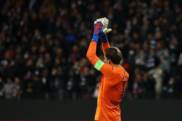 Frankfurt am Main, 17.03.2022 xjfx Fussball UEFA Europa League, Eintracht Frankfurt - Real Betis Sevilla emspor, emonline, v.l., goalkeeper, Torwart Kevin Trapp (Eintracht Frankfurt) bedankt sich, gibt Anweisungen, gestikuliert, mit den Armen gestikulieren gives instructions, gesticulate. Copyright: JoaquimxFerreira
