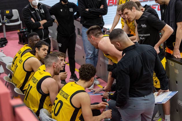 Timeout bei den Tigers Tuebingen Tigers Tuebingen vs. Ehingen Urspring, 2. Basketball Bundesliga, Pro A, Barmer 2 Basketball, 22. Spieltag , Spielzeit 2021 2022, 17.03.2022 Tigers Tuebingen vs. Ehingen Urspring, 2. Basketball Bundesliga, Pro A, Barmer 2 Basketball, 22. Spieltag , Spielzeit 2021 2022, 17.03.2022 Tuebingen Copyright: xNinaxSanderx xEibnerxPressefotox EP_NSR
