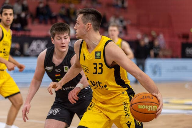 Jakob Hanzalek (Ehingen Urspring, 77) Ryan Mikesell (Tigers Tuebingen, 33) Tigers Tuebingen vs. Ehingen Urspring, 2. Basketball Bundesliga, Pro A, Barmer 2 Basketball, 22. Spieltag , Spielzeit 2021 2022, 17.03.2022 Tigers Tuebingen vs. Ehingen Urspring, 2. Basketball Bundesliga, Pro A, Barmer 2 Basketball, 22. Spieltag , Spielzeit 2021 2022, 17.03.2022 Tuebingen Copyright: xNinaxSanderx xEibnerxPressefotox EP_NSR