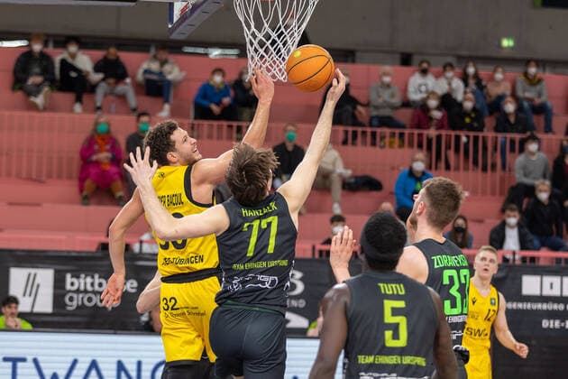 Joanic Gruetner Bacoul (TIgers Tuebingen, 50) Jakob Hanzalek (Ehingen Urspring, 77) Tutu Munis (Ehingen Urspring, 05) Daniel Zdravevski (Ehingen Urspring, 33) Tigers Tuebingen vs. Ehingen Urspring, 2. Basketball Bundesliga, Pro A, Barmer 2 Basketball, 22. Spieltag , Spielzeit 2021 2022, 17.03.2022 Tigers Tuebingen vs. Ehingen Urspring, 2. Basketball Bundesliga, Pro A, Barmer 2 Basketball, 22. Spieltag , Spielzeit 2021 2022, 17.03.2022 Tuebingen Copyright: xNinaxSanderx xEibnerxPressefotox EP_NSR