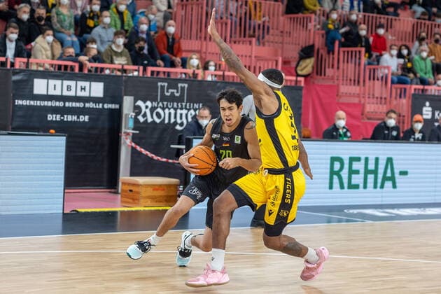 Takiula Fahrensohn (Ehingen Urspring, 20) Isaiah Crawley (Tigers Tuebingen, 53) Tigers Tuebingen vs. Ehingen Urspring, 2. Basketball Bundesliga, Pro A, Barmer 2 Basketball, 22. Spieltag , Spielzeit 2021 2022, 17.03.2022 Tigers Tuebingen vs. Ehingen Urspring, 2. Basketball Bundesliga, Pro A, Barmer 2 Basketball, 22. Spieltag , Spielzeit 2021 2022, 17.03.2022 Tuebingen Copyright: xNinaxSanderx xEibnerxPressefotox EP_NSR