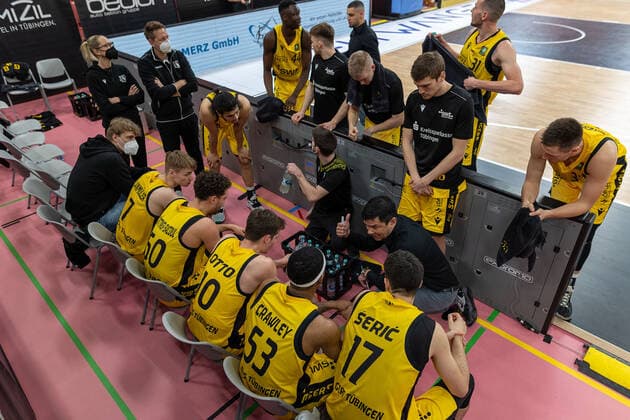 Timeout bei den Tigers Tuebingen Tigers Tuebingen vs. Ehingen Urspring, 2. Basketball Bundesliga, Pro A, Barmer 2 Basketball, 22. Spieltag , Spielzeit 2021 2022, 17.03.2022 Tigers Tuebingen vs. Ehingen Urspring, 2. Basketball Bundesliga, Pro A, Barmer 2 Basketball, 22. Spieltag , Spielzeit 2021 2022, 17.03.2022 Tuebingen Copyright: xNinaxSanderx xEibnerxPressefotox EP_NSR