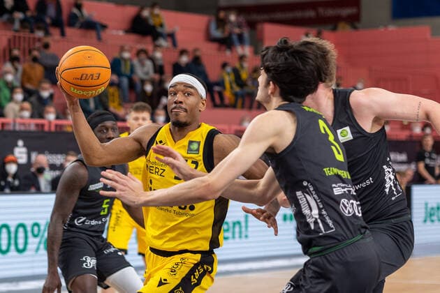 Tutu Munis (Ehingen Urspring, 05) Isaiah Crawley (Tigers Tuebingen, 53) Tim Martinez (Ehingen Urspring, 03) Daniel Zdravevski (Ehingen Urspring, 33) Tigers Tuebingen vs. Ehingen Urspring, 2. Basketball Bundesliga, Pro A, Barmer 2 Basketball, 22. Spieltag , Spielzeit 2021 2022, 17.03.2022 Tigers Tuebingen vs. Ehingen Urspring, 2. Basketball Bundesliga, Pro A, Barmer 2 Basketball, 22. Spieltag , Spielzeit 2021 2022, 17.03.2022 Tuebingen Copyright: xNinaxSanderx xEibnerxPressefotox EP_NSR