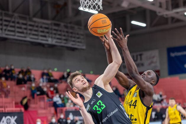 Daniel Zdravevski (Ehingen Urspring, 33) Bakary Dibba (Tigers Tuebingen, 44) Tigers Tuebingen vs. Ehingen Urspring, 2. Basketball Bundesliga, Pro A, Barmer 2 Basketball, 22. Spieltag , Spielzeit 2021 2022, 17.03.2022 Tigers Tuebingen vs. Ehingen Urspring, 2. Basketball Bundesliga, Pro A, Barmer 2 Basketball, 22. Spieltag , Spielzeit 2021 2022, 17.03.2022 Tuebingen Copyright: xNinaxSanderx xEibnerxPressefotox EP_NSR