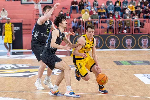 Moritz Heck (Ehingen Urspring, 71) Tim Martinez (Ehingen Urspring, 03) Gianni Otto (Tigers Tuebingen, 10) Tigers Tuebingen vs. Ehingen Urspring, 2. Basketball Bundesliga, Pro A, Barmer 2 Basketball, 22. Spieltag , Spielzeit 2021 2022, 17.03.2022 Tigers Tuebingen vs. Ehingen Urspring, 2. Basketball Bundesliga, Pro A, Barmer 2 Basketball, 22. Spieltag , Spielzeit 2021 2022, 17.03.2022 Tuebingen Copyright: xNinaxSanderx xEibnerxPressefotox EP_NSR