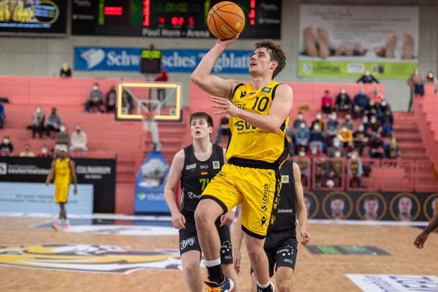 Moritz Heck (Ehingen Urspring, 71) Gianni Otto (Tigers Tuebingen, 10) Tigers Tuebingen vs. Ehingen Urspring, 2. Basketball Bundesliga, Pro A, Barmer 2 Basketball, 22. Spieltag , Spielzeit 2021 2022, 17.03.2022 Tigers Tuebingen vs. Ehingen Urspring, 2. Basketball Bundesliga, Pro A, Barmer 2 Basketball, 22. Spieltag , Spielzeit 2021 2022, 17.03.2022 Tuebingen Copyright: xNinaxSanderx xEibnerxPressefotox EP_NSR