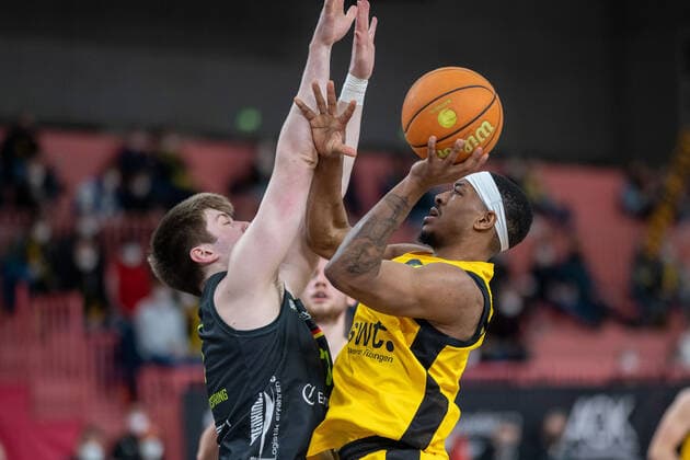 Timo Neunzling (Ehingen Urspring, 10)saiah Crawley (Tigers Tuebingen, 53) Tigers Tuebingen vs. Ehingen Urspring, 2. Basketball Bundesliga, Pro A, Barmer 2 Basketball, 22. Spieltag , Spielzeit 2021 2022, 17.03.2022 Tigers Tuebingen vs. Ehingen Urspring, 2. Basketball Bundesliga, Pro A, Barmer 2 Basketball, 22. Spieltag , Spielzeit 2021 2022, 17.03.2022 Tuebingen Copyright: xSvetlanaxKohlmeierx xEibnerxPresx EP_NSR