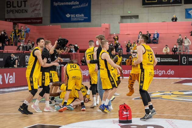 Tiger Tuebingen siegen ueber Ehingen Urspring Tigers Tuebingen vs. Ehingen Urspring, 2. Basketball Bundesliga, Pro A, Barmer 2 Basketball, 22. Spieltag , Spielzeit 2021 2022, 17.03.2022 Tigers Tuebingen vs. Ehingen Urspring, 2. Basketball Bundesliga, Pro A, Barmer 2 Basketball, 22. Spieltag , Spielzeit 2021 2022, 17.03.2022 Tuebingen Copyright: xSvetlanaxKohlmeierx xEibnerxPresx EP_NSR