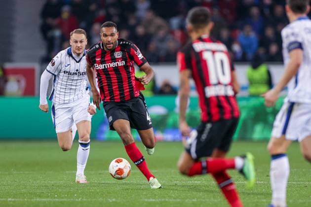 17.03.2022, Fussball, Saison 2021 2022, UEFA Europa League, Achtelfinale, Rückspiel, Runde 2 2, Bayer Leverkusen - Atalanta Bergamo, v. l. Teun Koopmeiners (Atalanta Bergamo), Jonathan Tah (Bayer 04 Leverkusen), Foto: Dennis Ewert RHR-FOTO xRHR-FOTO DEx
