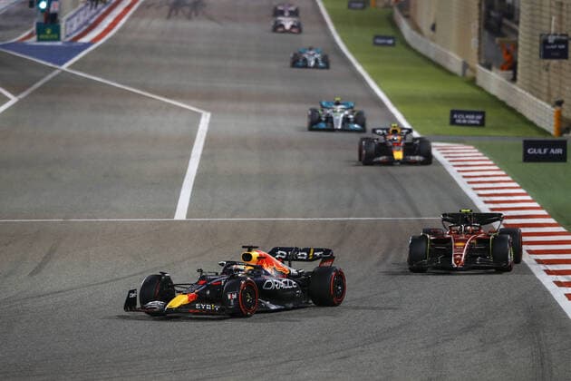 01 VERSTAPPEN Max (nld), Red Bull Racing RB18, action 55 SAINZ Carlos (spa), Scuderia Ferrari F1-75, action during the Formula 1 Gulf Air Bahrain Grand Prix 2022, 1st round of the 2022 FIA Formula One World Championship, WM, Weltmeisterschaft on the Bahrain International Circuit, from March 18 to 20, 2022 in Sakhir, Bahrain - F1 - BAHRAIN GRAND PRIX 2022 - RACE DPPI Panoramic 00122005__B3_9380