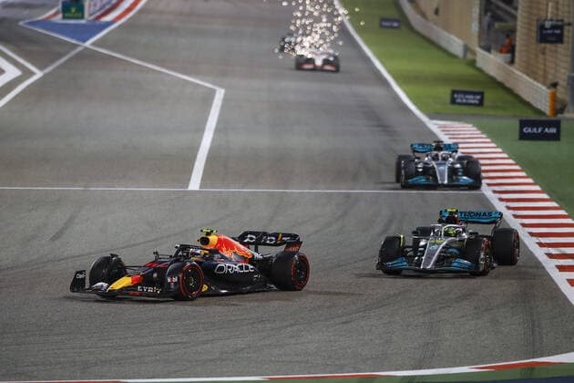11 PEREZ Sergio (mex), Red Bull Racing RB18, action 44 HAMILTON Lewis (gbr), Mercedes AMG F1 Team W13, action during the Formula 1 Gulf Air Bahrain Grand Prix 2022, 1st round of the 2022 FIA Formula One World Championship, WM, Weltmeisterschaft on the Bahrain International Circuit, from March 18 to 20, 2022 in Sakhir, Bahrain - F1 - BAHRAIN GRAND PRIX 2022 - RACE DPPI Panoramic 00122005__B3_9398