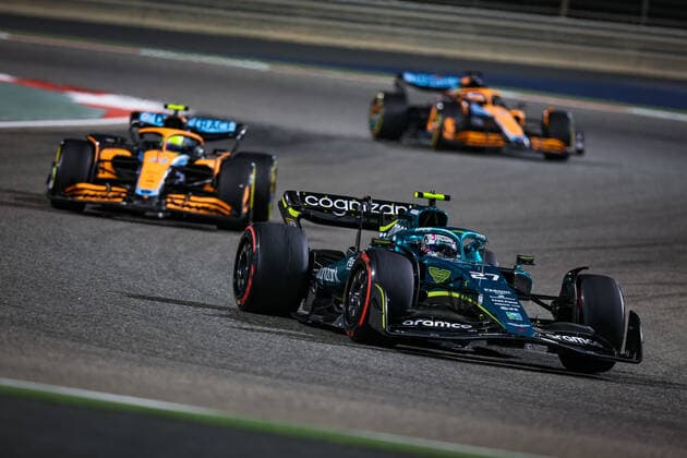 27 HULKENBERG Nico (ger), Aston Martin F1 Team AMR22, 04 NORRIS Lando (gbr), McLaren F1 Team MCL36, action during the Formula 1 Gulf Air Bahrain Grand Prix 2022, 1st round of the 2022 FIA Formula One World Championship, WM, Weltmeisterschaft on the Bahrain International Circuit, from March 18 to 20, 2022 in Sakhir, Bahrain - F1 - BAHRAIN GRAND PRIX 2022 - RACE DPPI Panoramic 20220320_G00D9888