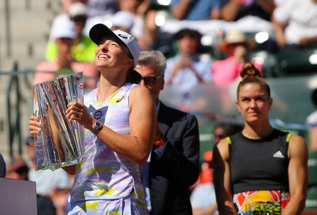 Mandatory Credit: Photo by Ella Ling Shutterstock (12853677e) Iga Swiatek of Poland celebrates with the trophy BNP Paribas Open, Tennis, Day 12, Indian Wells Tennis Garden, California, USA - 20 Mar 2022 BNP Paribas Open, Tennis, Day 12, Indian Wells Tennis Garden, California, USA - 20 Mar 2022 Copyright: xEllaxLing Shutterstockx 12853677e