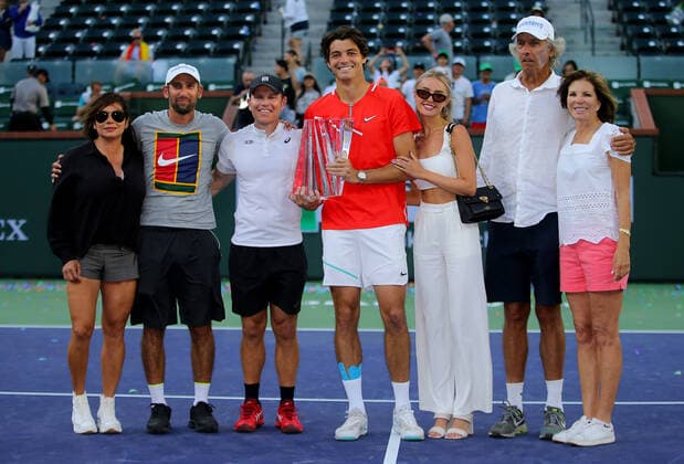 Mandatory Credit: Photo by Ella Ling Shutterstock (12853677aq) Taylor Fritz of USA celebrates with his team BNP Paribas Open, Tennis, Day 12, Indian Wells Tennis Garden, California, USA - 20 Mar 2022 BNP Paribas Open, Tennis, Day 12, Indian Wells Tennis Garden, California, USA - 20 Mar 2022 Copyright: xEllaxLing Shutterstockx 12853677aq