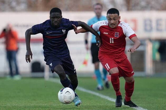 Fussball EM European Under -17 Championship U17, U 17 Under 17 23.03.2022, Fussball Länderspiel, Laenderspiel U17, Under 17, EM Elite round, European Under 17 Championships 2022 , Luxemburg, Stade um Holleschbierg Hesperange, Hesper, Luxemburg (LUX) - Frankreich, France (FRA) vl: Sael Kumbedi (Frankreich U17, France U17, France U17, FFF 2) - Thomas Souchard (Luxembourg U17, Luxemburg U17, FLF )