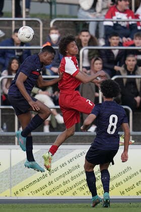 Fussball EM European Under -17 Championship U17, U 17 Under 17 23.03.2022, Fussball Länderspiel, Laenderspiel U17, Under 17, EM Elite round, European Under 17 Championships 2022 , Luxemburg, Stade um Holleschbierg Hesperange, Hesper, Luxemburg (LUX) - Frankreich, France (FRA) vl: Jeanuel Belocian (Frankreich U17, France U17, France U17, FFF 3) - Enzo Lima (Luxembourg U17, Luxemburg U17, FLF 7)