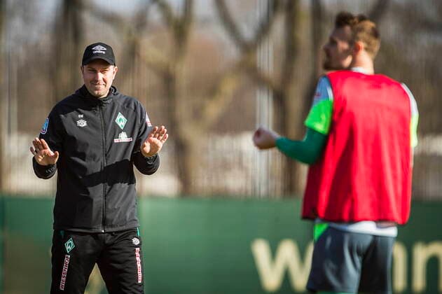 Sport Bilder des Tages GER, Training SV Werder Bremen, 23.03.2021, Trainingsgelaende am wohninvest WESERSTADION, Bremen, GER, Abschlusstraining SV Werder Bremen, im Bild: Mimik, Gestik, Emotion, Ole Werner (Cheftrainer SV Werder Bremen) mit Christian Groß Gross (Werder Bremen 36),