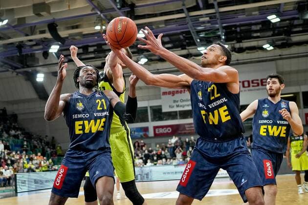 medi bayreuth - EWE Baskets Oldenburg, Basketball, Bundesliga, BBL, Spieltag 14, Spielzeit 2021 2022, 23.03.2022 21Odiase, Tai (EWE Oldenburg) 22Holyfield, T.J. (EWE Oldenburg) medi bayreuth - EWE Baskets Oldenburg , Basketball, Bundesliga, BBL, Spieltag 14, Spielzeit 2021 2022, 23.03.2022 Bayreuth Copyright: xEibner-Pressefoto ThorstenxOchsx EP_TOS
