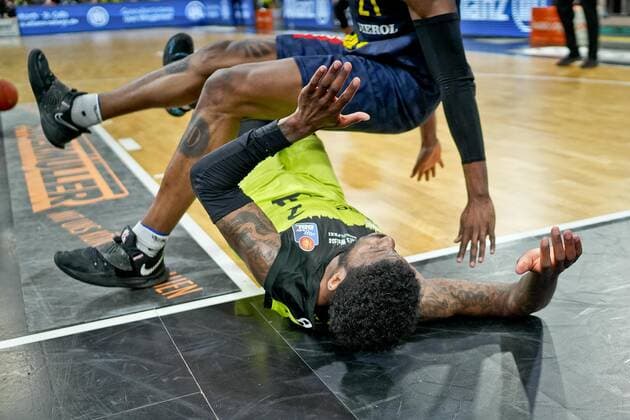 medi bayreuth - EWE Baskets Oldenburg, Basketball, Bundesliga, BBL, Spieltag 14, Spielzeit 2021 2022, 23.03.2022 21Odiase, Tai (EWE Oldenburg) 2 Anim Sacar (medi Bayreuth) medi bayreuth - EWE Baskets Oldenburg , Basketball, Bundesliga, BBL, Spieltag 14, Spielzeit 2021 2022, 23.03.2022 Bayreuth Copyright: xEibner-Pressefoto ThorstenxOchsx EP_TOS