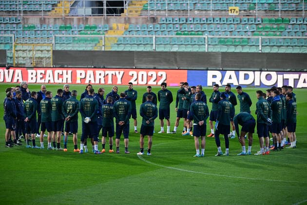 Fußball, Nationalteam Italien, Training (220324) -- PALERMO, March 24, 2022 -- Italy s head coach Roberto Mancini speaks to players before the training session ahead of the 2022 World Cup qualifying play-off football match between Italy and North Macedonia in Palermo, Italy, on March 23, 2022. (Photo by Xinhua) (SP)ITALY-PALERMO-FOOTBALL FIFA World Cup, WM, Weltmeisterschaft, Fussball 2022 QUALIFIER-ITALY-TRAINING AlbertoxLingria