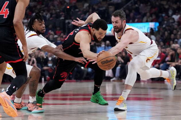March 24, 2022, TORONTO, ON, CANADA: Toronto Raptors guard Fred VanVleet (23) drives past Cleveland Cavaliers forward Kevin Love (0) during first half NBA, Basketball Herren, USA basketball action in Toronto, Thursday, March 24, 2022. Canada News - March 24, 2022 - ZUMAc35_ 20220324_zaf_c35_161 Copyright: xNathanxDenettex