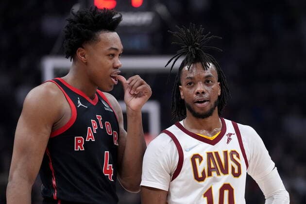 March 24, 2022, TORONTO, ON, CANADA: Toronto Raptors forward Scottie Barnes (4) talks with Cleveland Cavaliers guard Tim Frazier (10) during first half NBA, Basketball Herren, USA basketball action in Toronto, Thursday, March 24, 2022. Canada News - March 24, 2022 - ZUMAc35_ 20220324_zaf_c35_173 Copyright: xNathanxDenettex