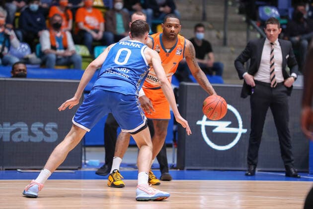 Wank Lukas,(Fraport Skyliners, 0),Thornwell Sindarius,(Ratiopharm Ulm, 7), Jaka Lakovic,(HC Ratiopharm Ulm), , GER,Basketball, BBL, Fraport Skyliners gegen Ratiopharm Ulm,25.03.2022 Copyright: xEibner-Pressefoto UlrichxScherbaumx EP_usm
