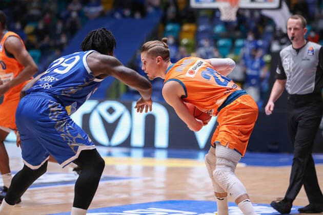 Cherry Will,(Fraport Skyliners, 29)Klepeisz Thomas,(Ratiopharm Ulm, 22), , GER,Basketball, BBL, Fraport Skyliners gegen Ratiopharm Ulm,25.03.2022 Copyright: xEibner-Pressefoto UlrichxScherbaumx EP_usm