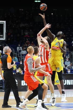 DEU, EuroLeague, ALBA vs. Belgrad, 25.03.2022, Mercedes-Benz-Arena, Berlin, DEU, EuroLeague, ALBA vs. Belgrad, im Bild Christ Koumadje (ALBA Berlin 21), Uros Trifunovic (Belgrad 32) Foto: Juergen Engler nordphoto GmbH