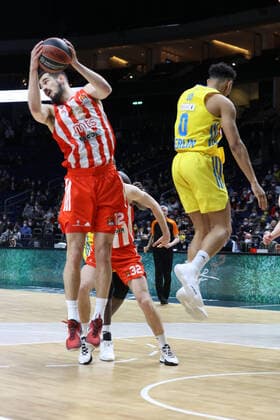 DEU, EuroLeague, ALBA vs. Belgrad, 25.03.2022, Mercedes-Benz-Arena, Berlin, DEU, EuroLeague, ALBA vs. Belgrad, im Bild Maodo Lo (ALBA Berlin 0), N.Kalinic (Belgrad 12) Foto: Juergen Engler nordphoto GmbH