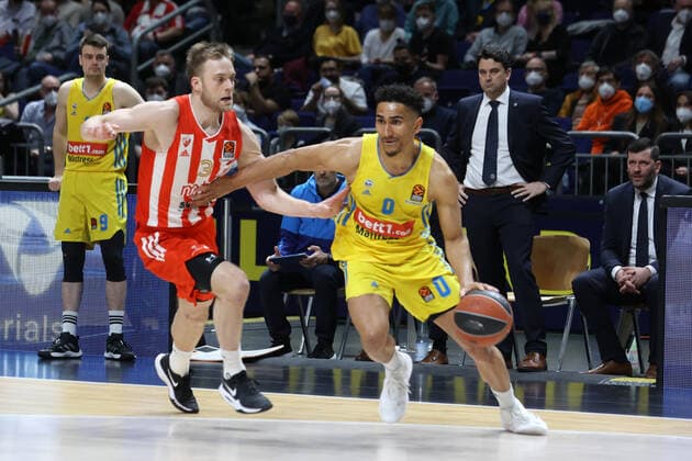 DEU, EuroLeague, ALBA vs. Belgrad, 25.03.2022, Mercedes-Benz-Arena, Berlin, DEU, EuroLeague, ALBA vs. Belgrad, im Bild Maodo Lo (ALBA Berlin 0), N.Wolters (Belgrad 3) Foto: Juergen Engler nordphoto GmbH
