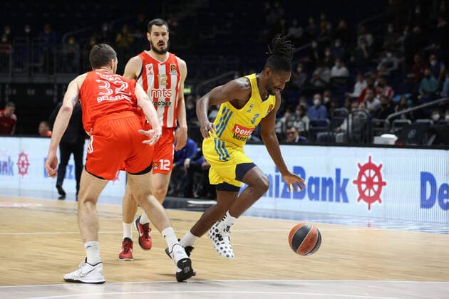 DEU, EuroLeague, ALBA vs. Belgrad, 25.03.2022, Mercedes-Benz-Arena, Berlin, DEU, EuroLeague, ALBA vs. Belgrad, im Bild Jaleen Smith (ALBA Berlin 3), o.Kuzmic (Belgrad 32), N.Kalinic (Belgrad 12) Foto: Juergen Engler nordphoto GmbH